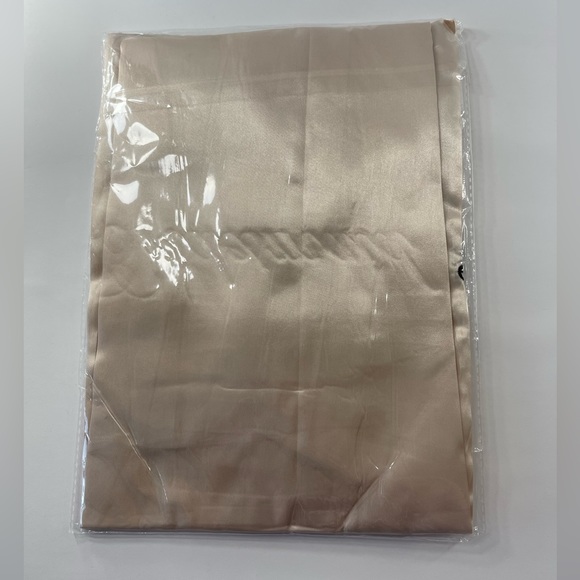 PINK PALE BRIDESMAID EMBROIDERED ROBE - Picture 3 of 3